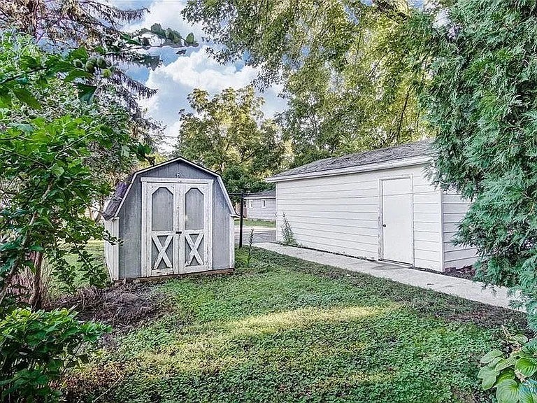 121 Leroy Ave — Photo 18