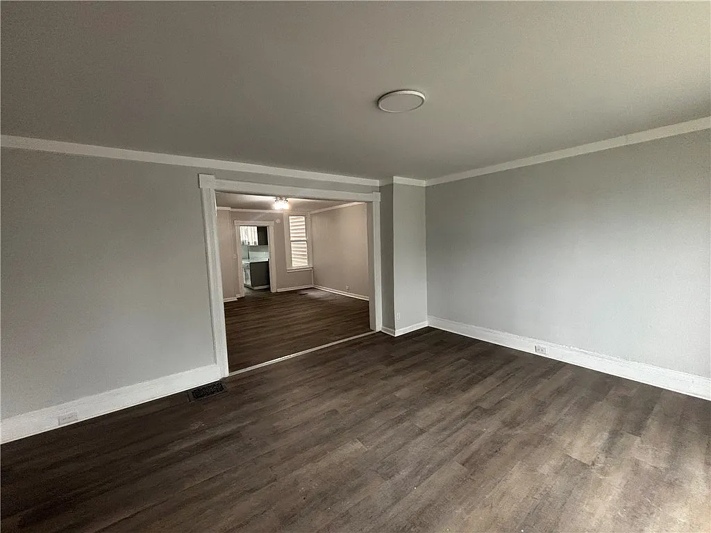 3 bed, 1.0 bath, 15818 sqft, $1,325 — Photo 4