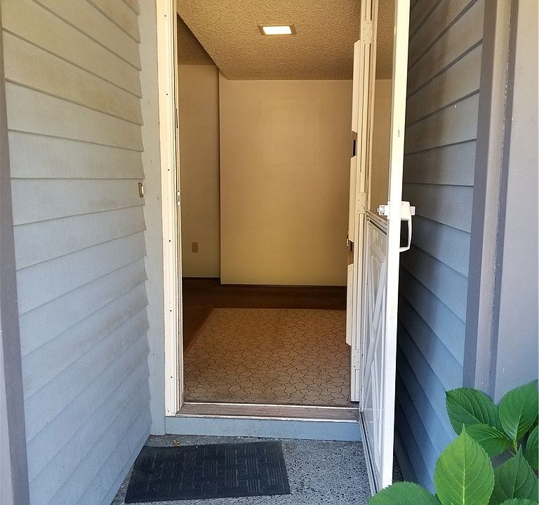 1st image of 539 NE Valley Oak Dr