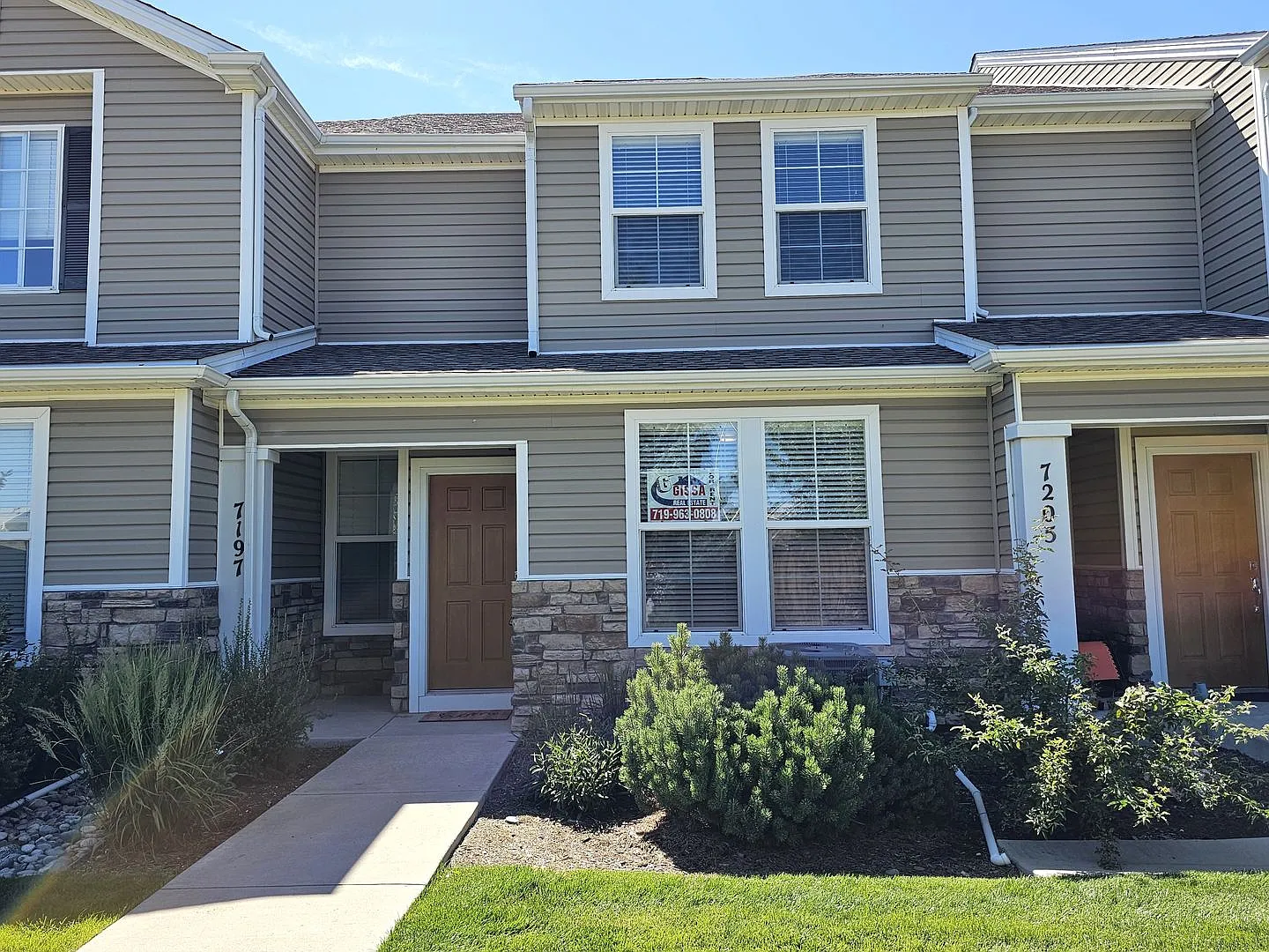 Beautiful townhome with 3 bedrooms - 2 1/2 bathrooms oversized 2 car garage in gated community to... — Photo 1