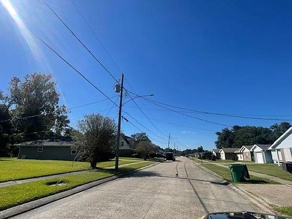 Exterior Neighborhood (street photo)