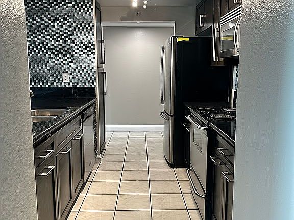 4th image of 600 W 9th St APT 406