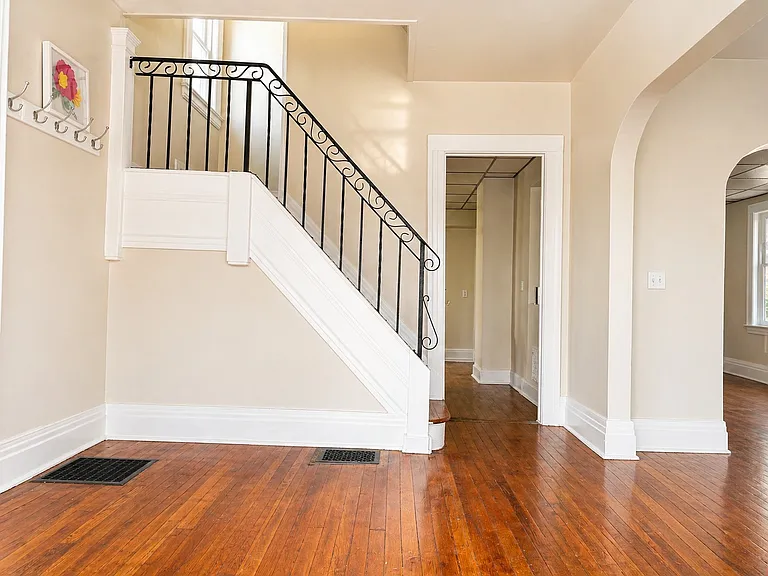 right and welcoming lounge area serving as a central hub of the home, seamlessly connecting the kitchen, living room, and dining room. Perfect as a guest welcome space or casual sitting area, enhancing the home's open and inviting layout.