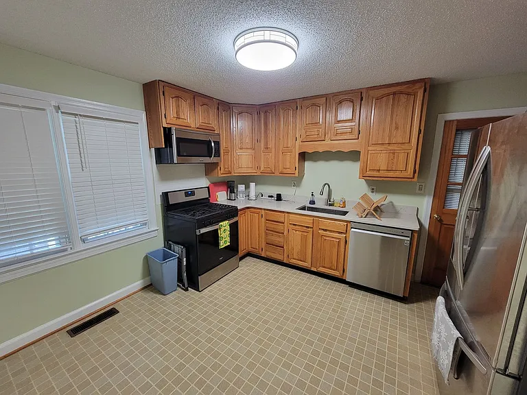 1304 Gracewood Dr — Photo 3