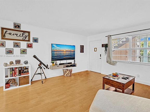 4th image of 2715 NE 49th St #10