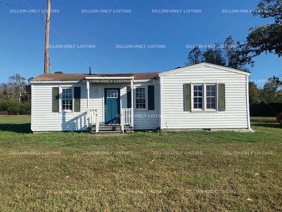 House with large yard is located in quiet neighborhood.