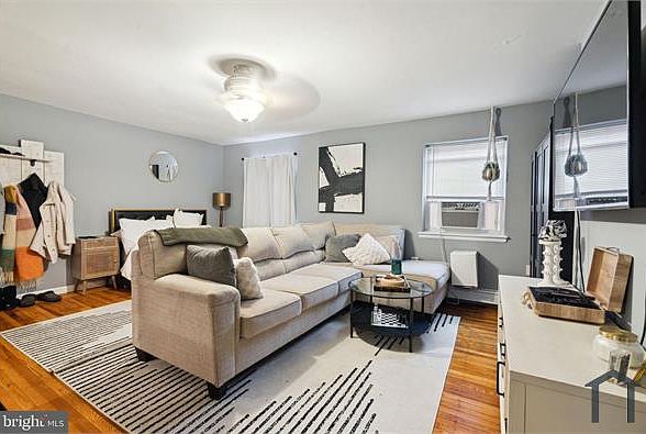 1st image of 155 W Laurel St Floor 3