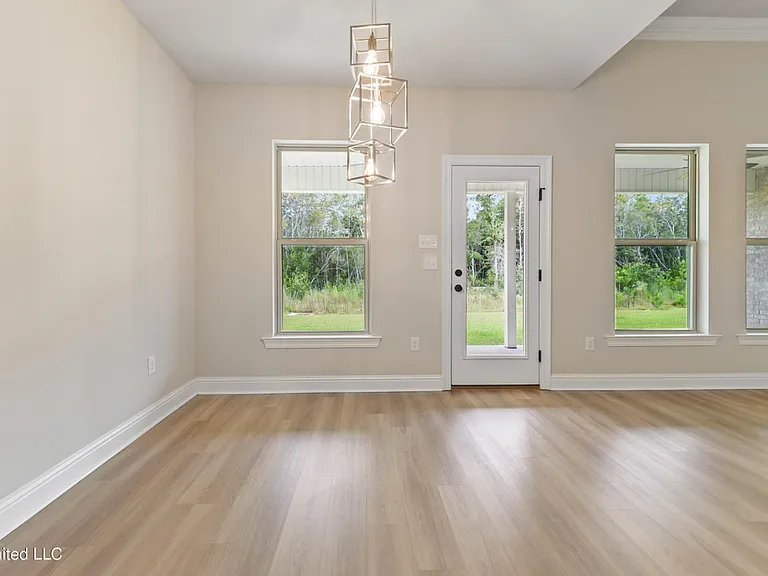 3766 Hamilton Dr — Photo 4