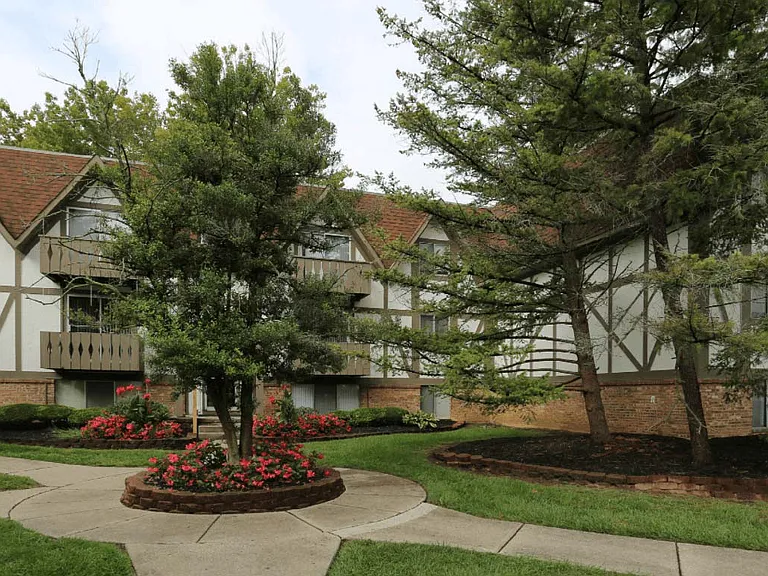 Camelot East Apartments — Photo 26