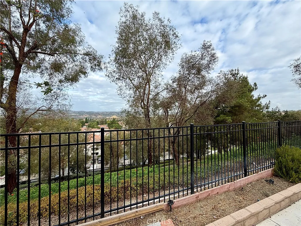 3 bed, 2.5 bath, 1342 sqft, $4,250 — Photo 3