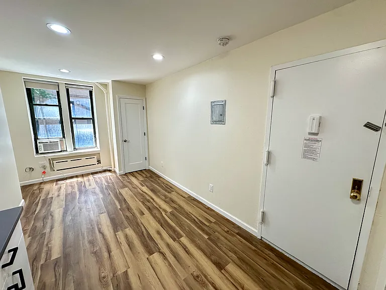 320 E 6th St #1R — Photo 3