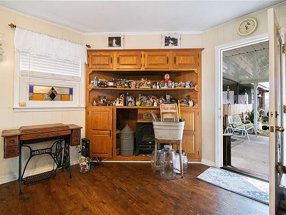 5th image of 217 Camelia Ave