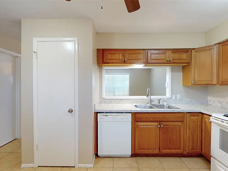 210 W G St — Photo 9