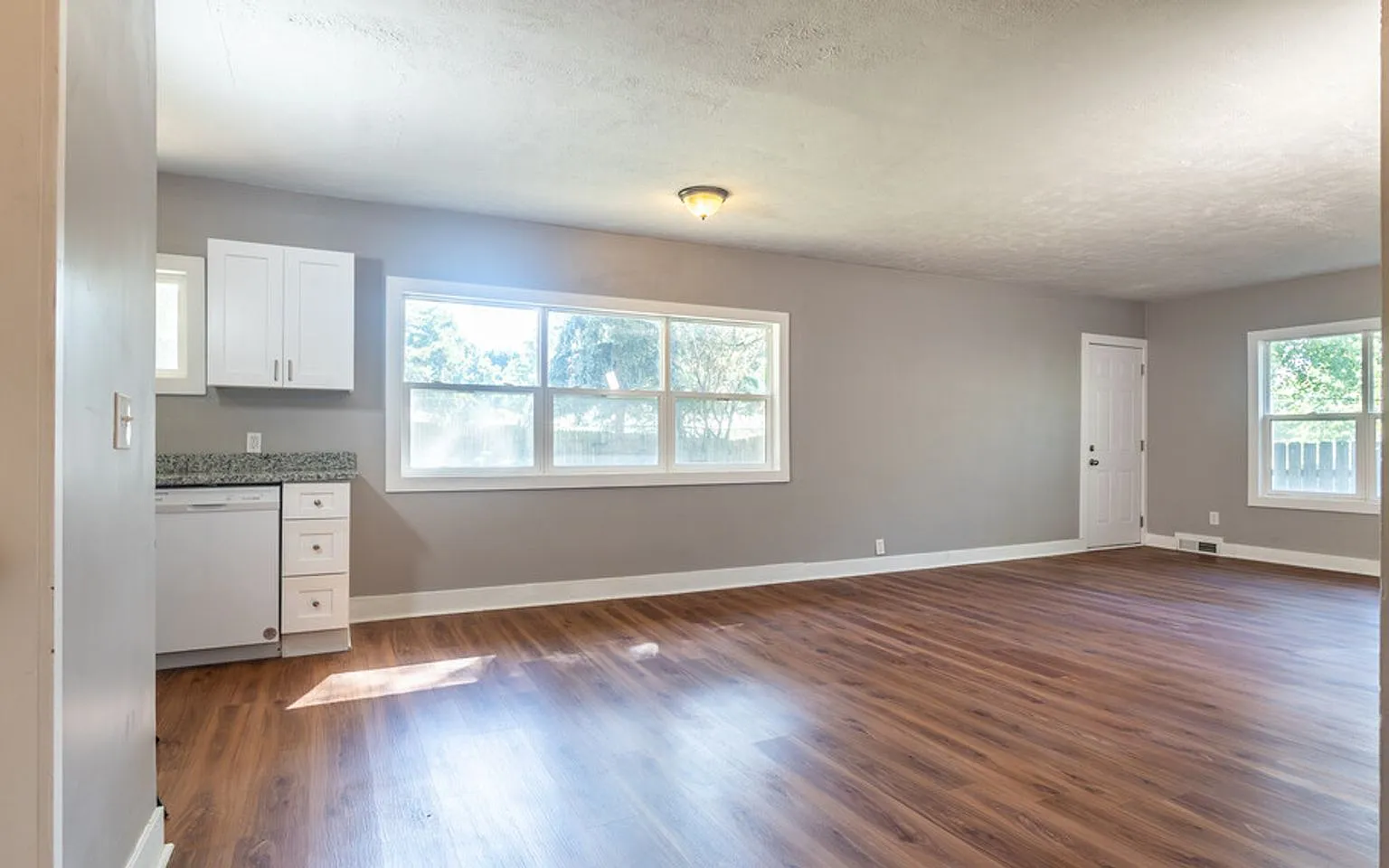 2BD/1BA Single Family Home won't be available for long! — Photo 2