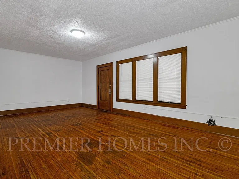 115-123 Louis Ave — Photo 3