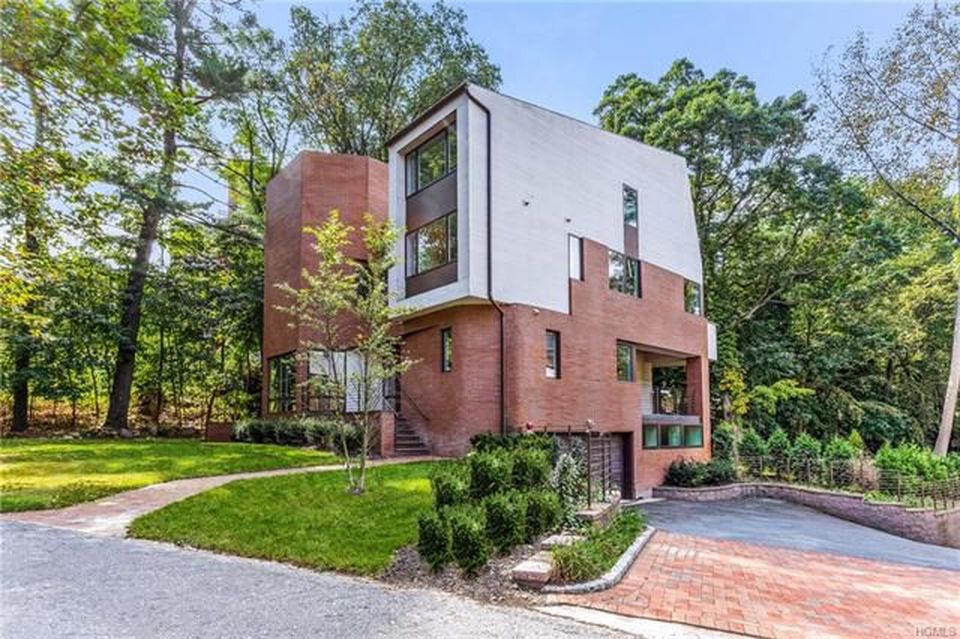 5 Bed 5 Bath Property, New York • 3,584 Sq Ft