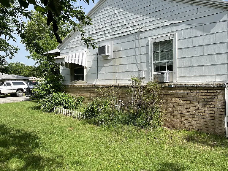 213 Wade St — Photo 2