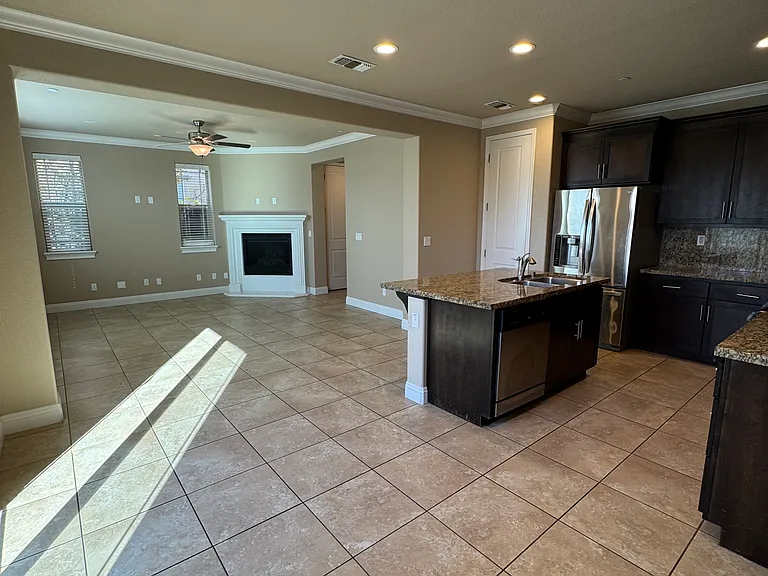 553 Addison Ct — Photo 4
