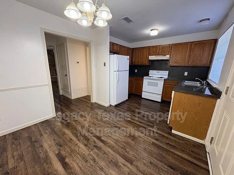 2 bed, 1.5 bath, 1000 sqft, $1,250 — Photo 2