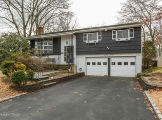 67 Morewood Dr, Smithtown, NY 11787