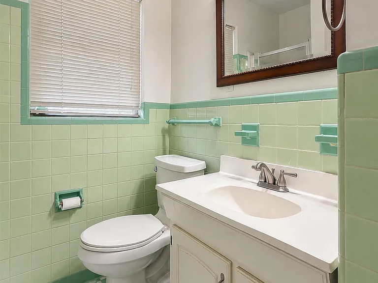 516 Ferry St NE — Photo 8