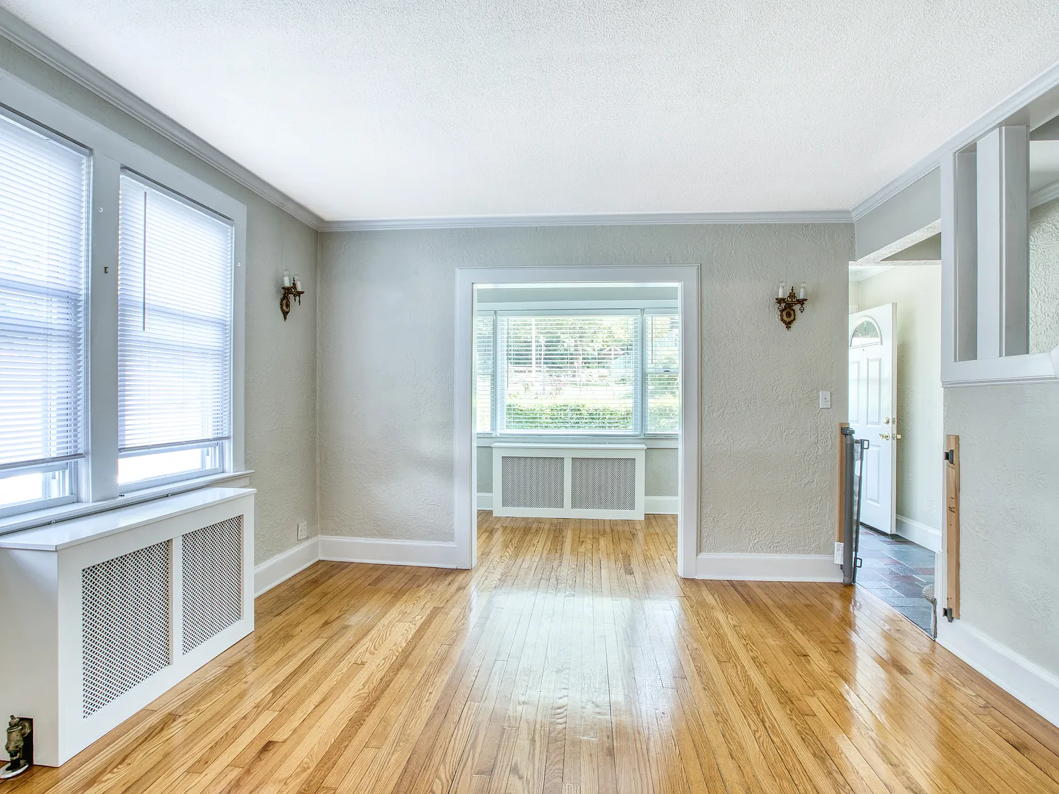 3 bed, 1972 sqft, $4,200 — Photo 2