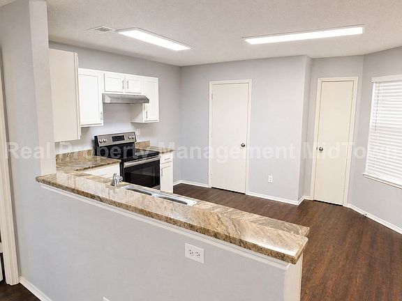 4th image of 1004 Mazourka Dr