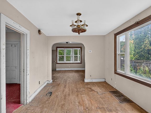 4th image of 688 Magnolia Ave E
