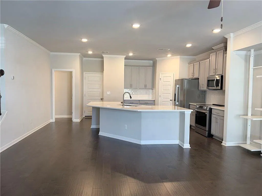 3 bed, 2.5 bath, 1965 sqft, $2,400 — Photo 2