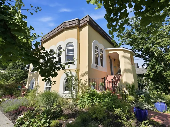 2090 Turner St, Vancouver, BC V5L 2A3