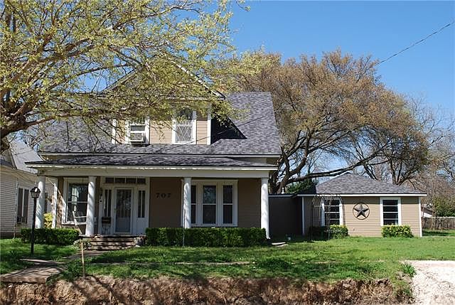 1st image of 707 E Elm St