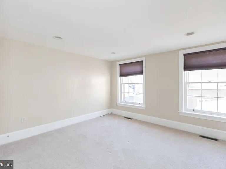 242 S 8th St #4 — Photo 23