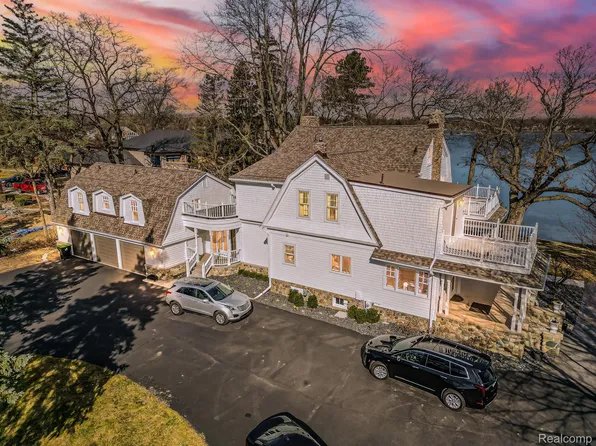 6890 Commerce Rd, West Bloomfield, MI 48324