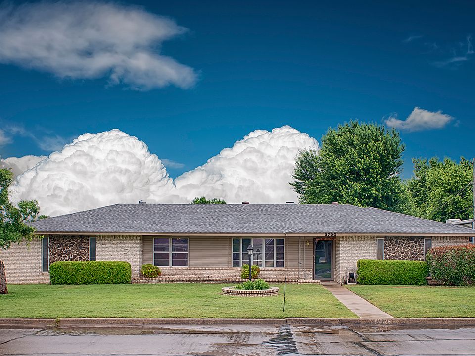  Gorgeous Ranch style home, with side load garage and additional 42 Ft. RV Pad with Electric and Sewer hookups. 