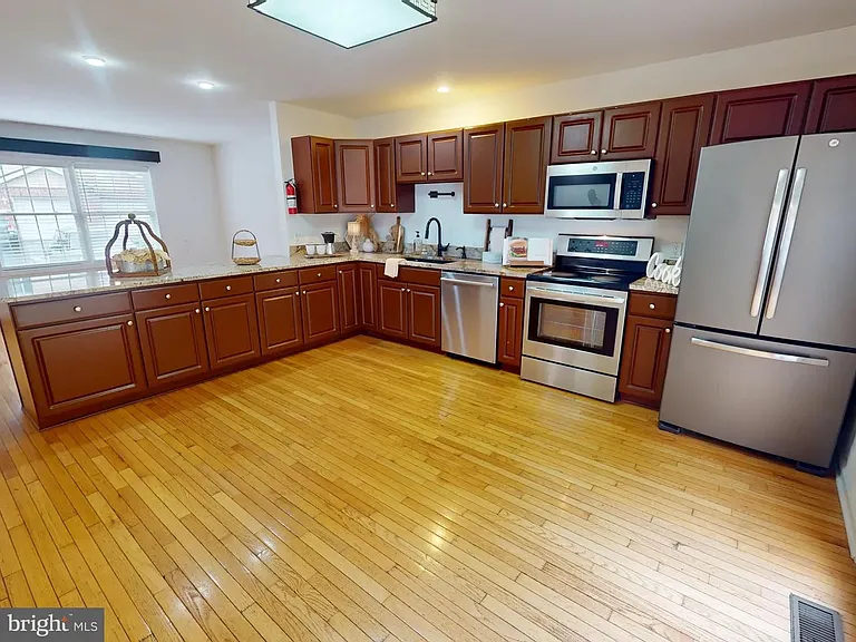 763 Oakwood Ave — Photo 6