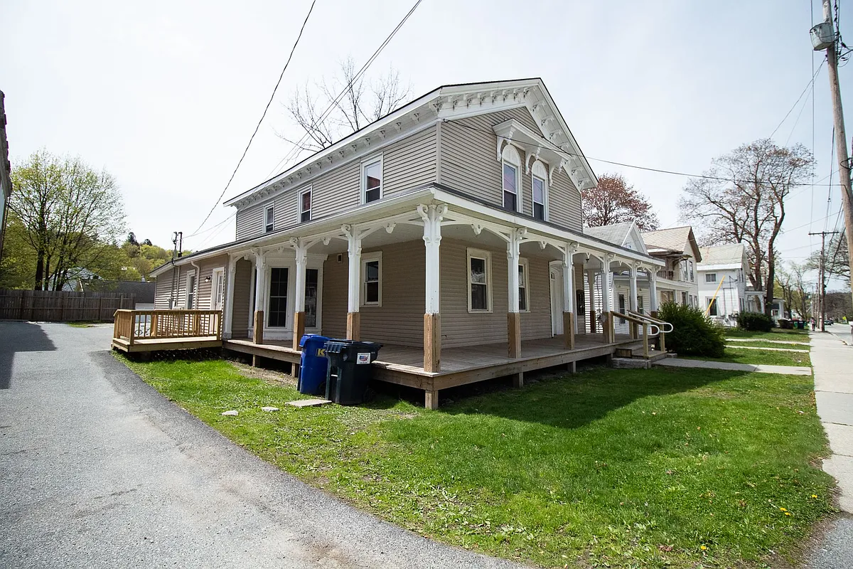 Building Photo - 323 Pleasant St