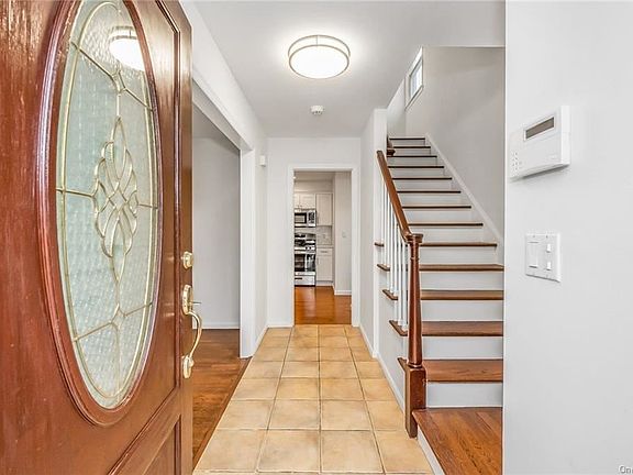 4th image of 165 Beech St
