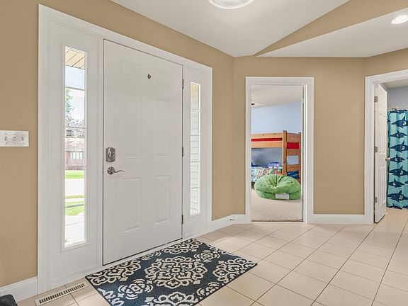 3rd image of 14 Hidden Valley Cir