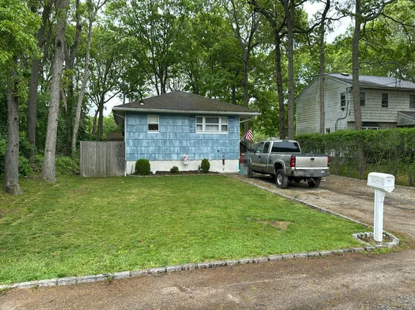 367 Whittier Dr, Mastic Beach, NY 11951