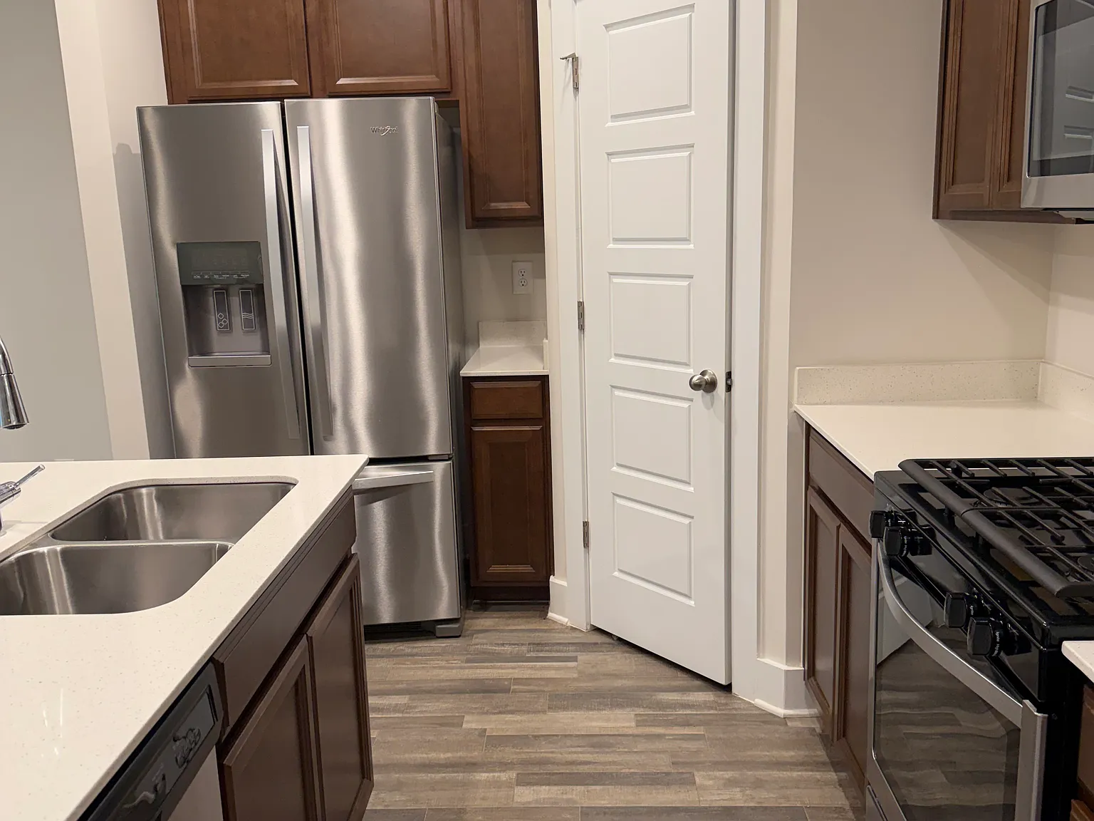 3 bed, 2.5 bath, 1450 sqft, $1,750 — Photo 2