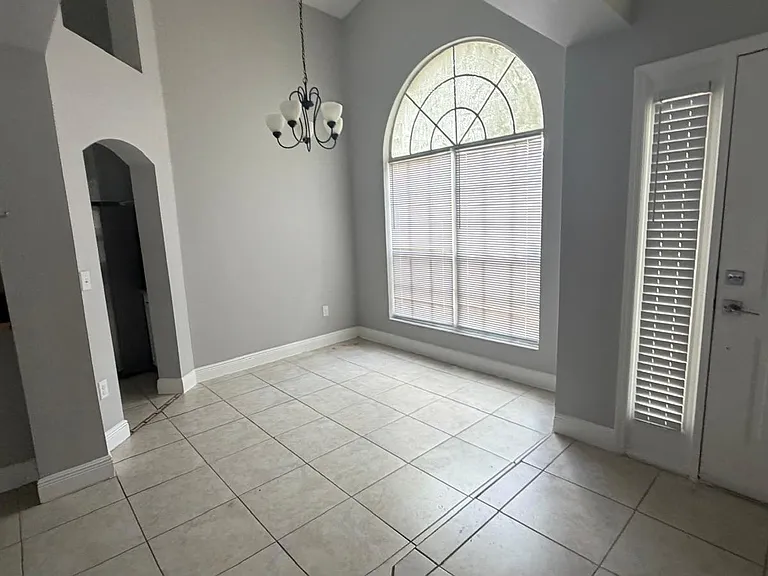 2809 Berkshire Cir — Photo 2