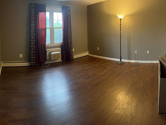 4th image of 1256 Farmington Ave APT B