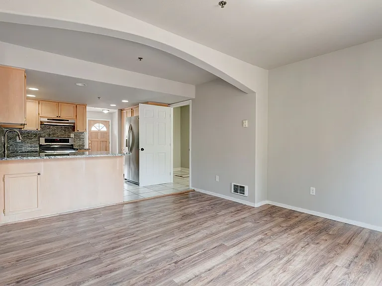 300 N Oak Harbor St #C102 — Photo 4