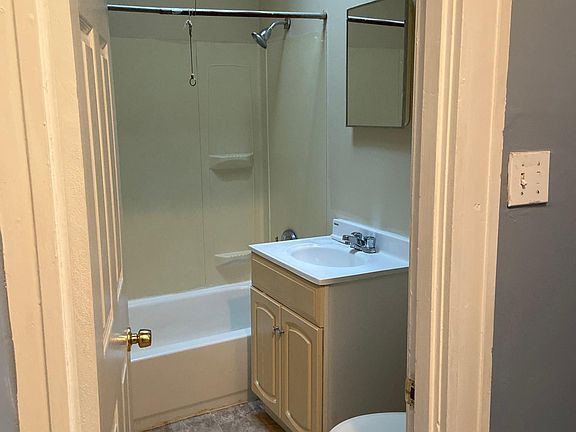 4th image of 2864 Pelham Ave