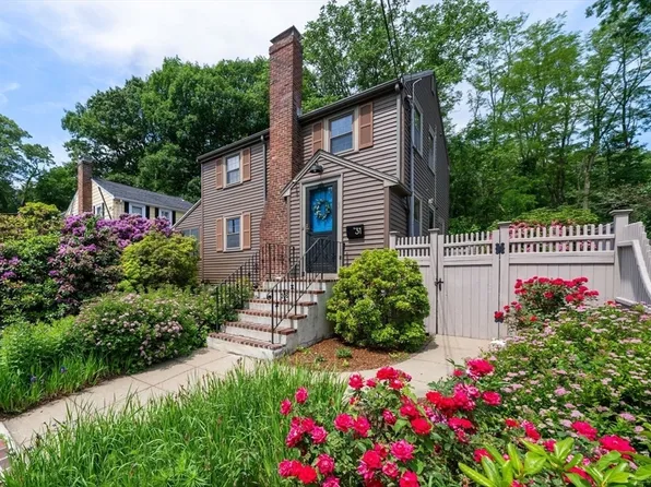 31 Braeburn Rd, Hyde Park, MA 02136