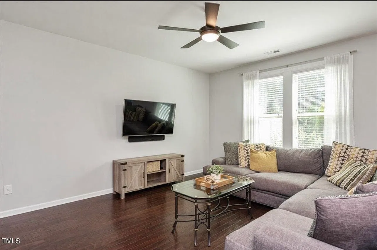3 bed, 1853 sqft, $2,300 — Photo 4