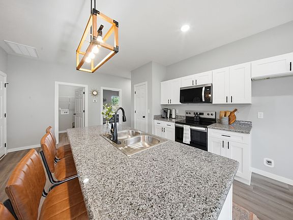 4th image of 853 Spring Hill Ave