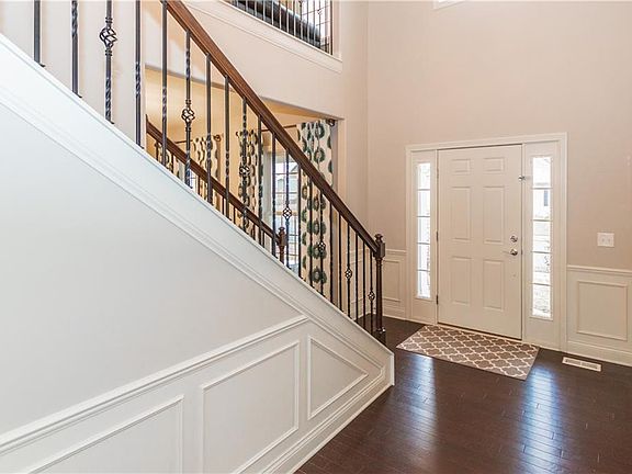 3rd image of 14672 Edgebrook Dr