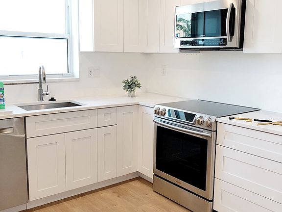 2nd image of 1000 SE 15th St APT 201