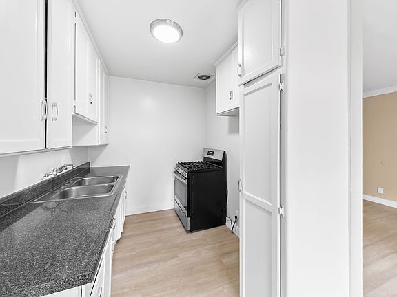 3rd image of 608 W Hyde Park Blvd APT 7